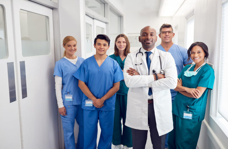 Personal médico capacitado para atender accidentes laborales sonriendo