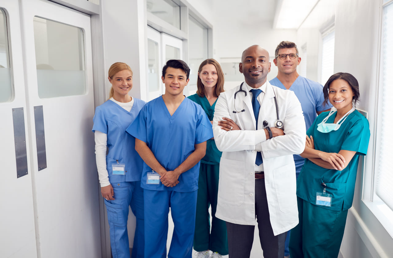 Personal médico capacitado para atender accidentes laborales sonriendo