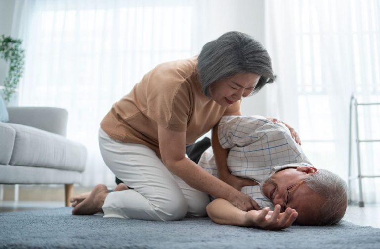 Prevenir accidentes como caídas o resbalones es crucial para salvaguardar nuestra salud y bienestar. Estos incidentes pueden ocurrir en cualquier momento, ya sea en el trabajo o en nuestras actividades cotidianas. Aquí te ofrecemos algunos consejos para prevenir estos molestos accidentes: